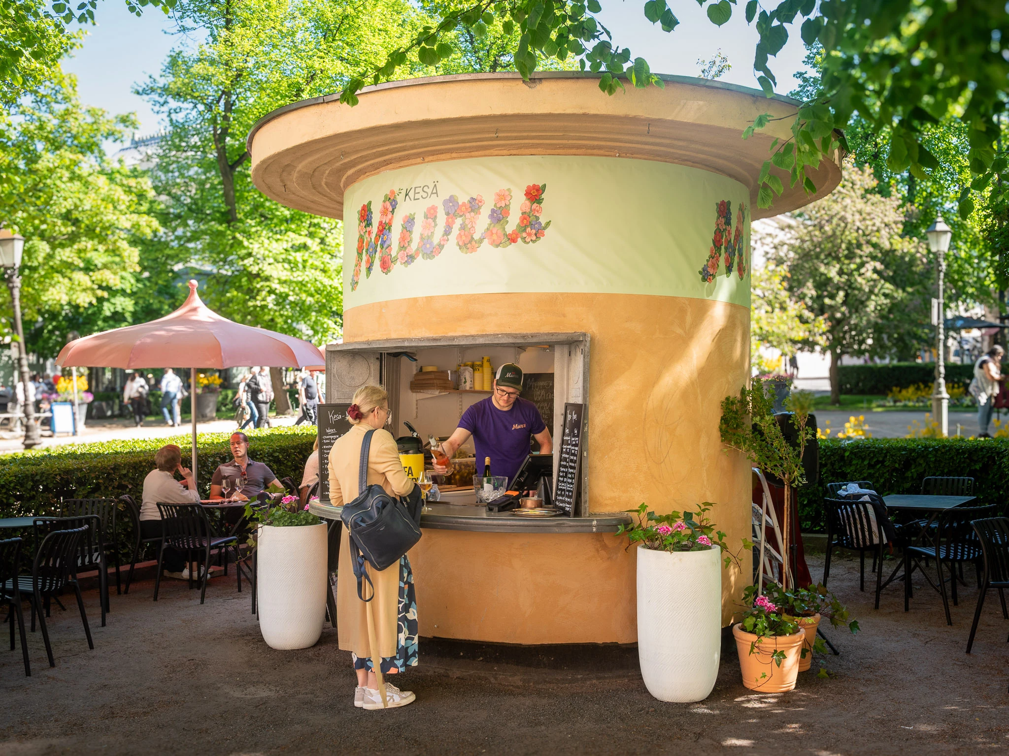 Perinteinen lankarullakioski Espan puistossa Helsingiss&auml;