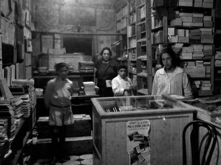 La librería más antigua de Barcelona cumple 110 años en el Gòtic: "El secreto es el apoyo de los vecinos del barrio"