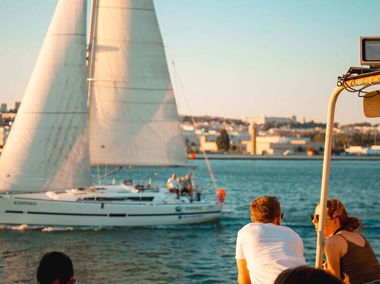 8 passeios de barco para redescobrir o rio Tejo 8 passeios de barco para redescobrir o rio Tejo