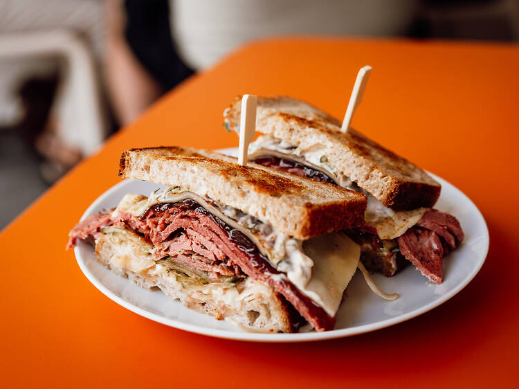 Let’s Pastrami: the sandwiches that came to conquer Cascais Let’s Pastrami: the sandwiches that came to conquer Cascais