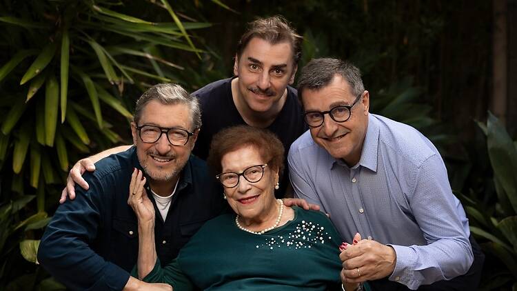 Los hermanos Roca con su madre, Montserrat Fontané Los hermanos Roca con su madre, Montserrat Fontané