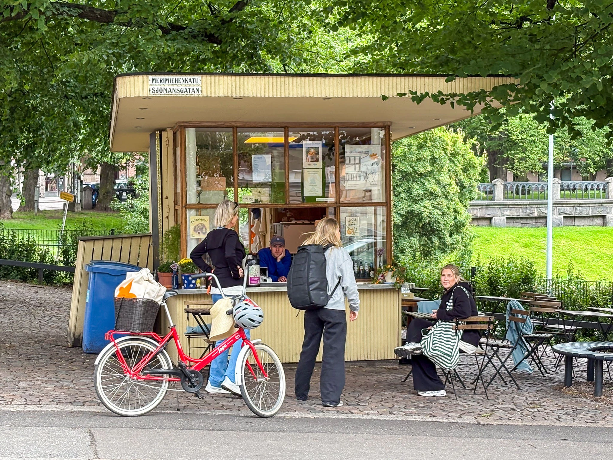 Johanneksenpuiston lippakioskille on ker&auml;&auml;nynyt muutama ihminen