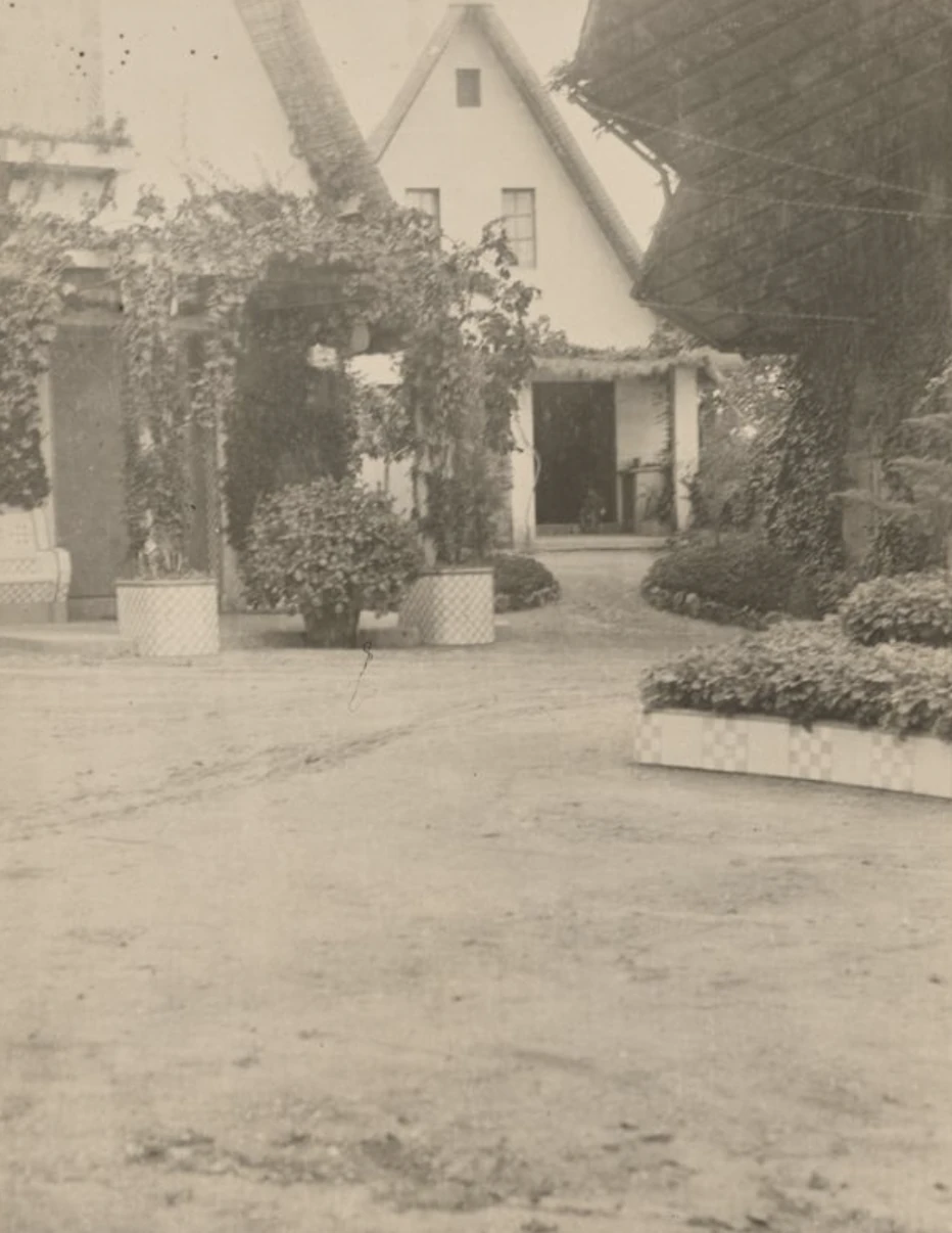 Finca Miralles amb la porta de Gaud&iacute; al costat