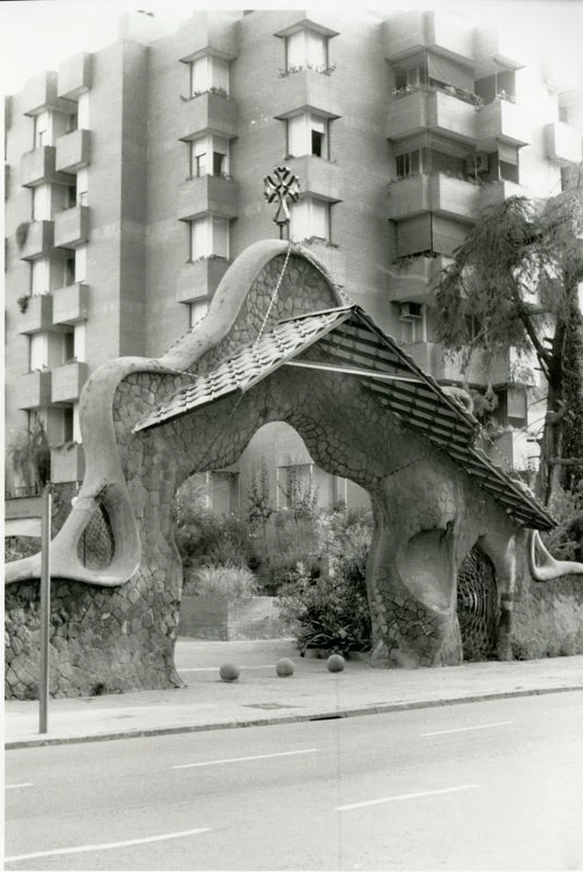 Portal de la Finca Miralles davant l'edifici Cotxeres de Coderch