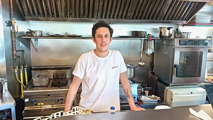 Nicolás de la Vega tras la barra-cocina de Maíz Maíz Nicolás de la Vega tras la barra-cocina de Maíz Maíz