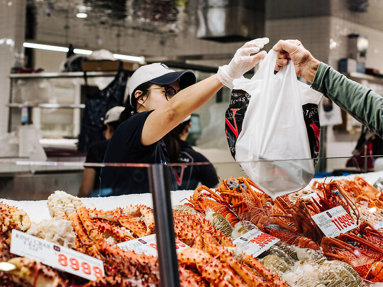 Visit the market’s top fishmongers Visit the market’s top fishmongers