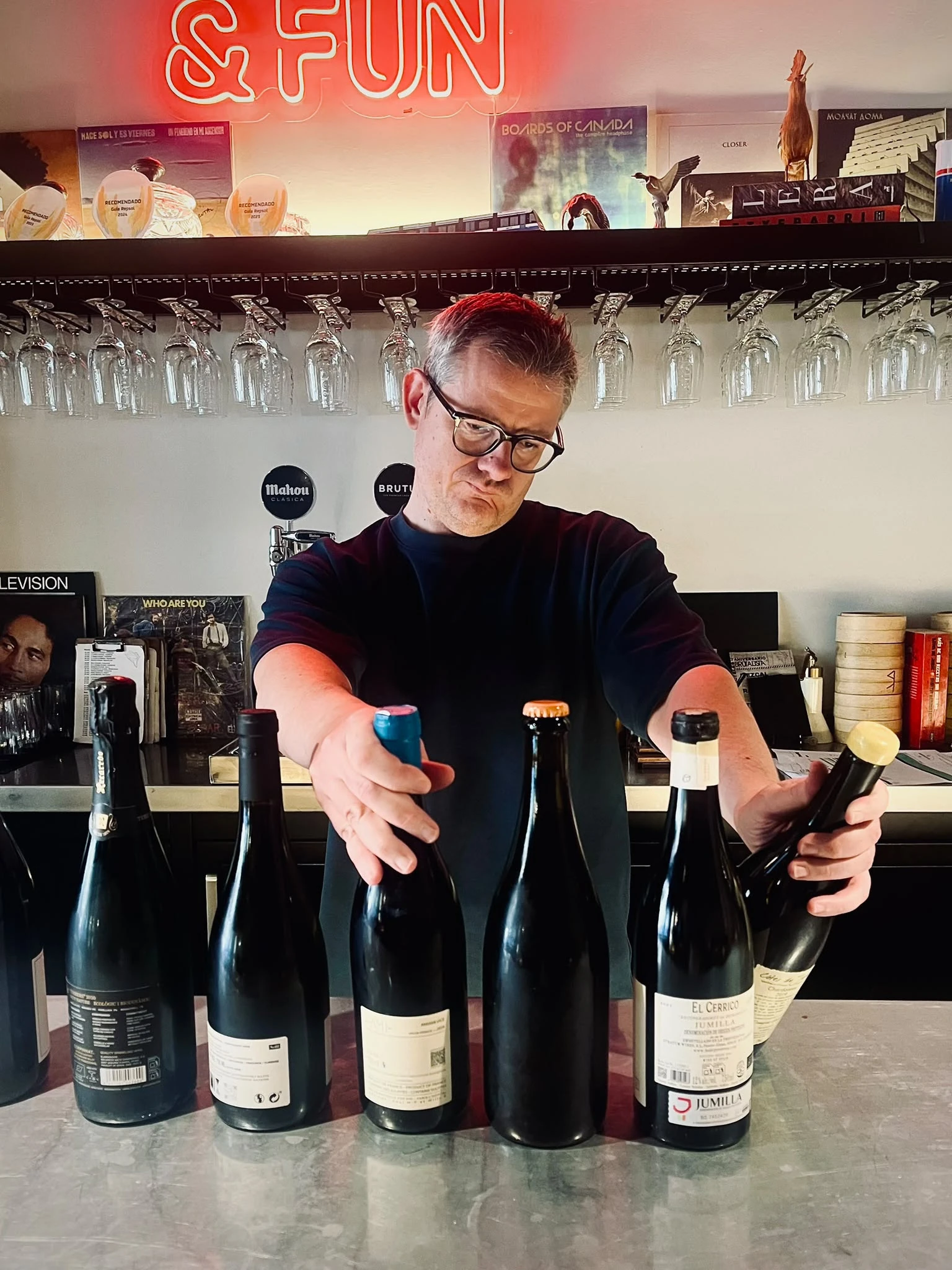 Santi Rivas escogiendo vino en Brutalista