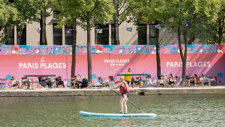 Marcher sur l’eau en faisant du paddle sur le canal