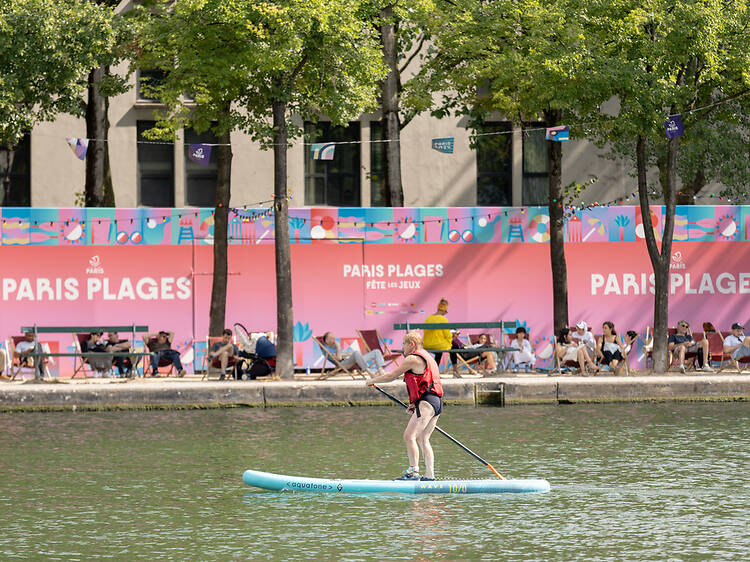 Marcher sur l’eau en faisant du paddle sur le canal