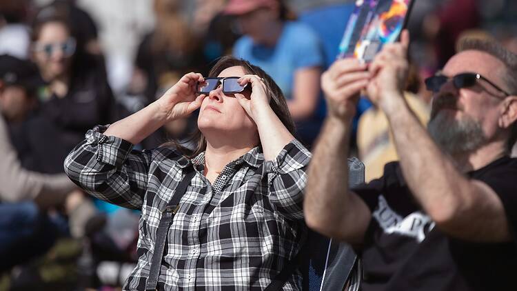 Gent observant l'eclipsi 