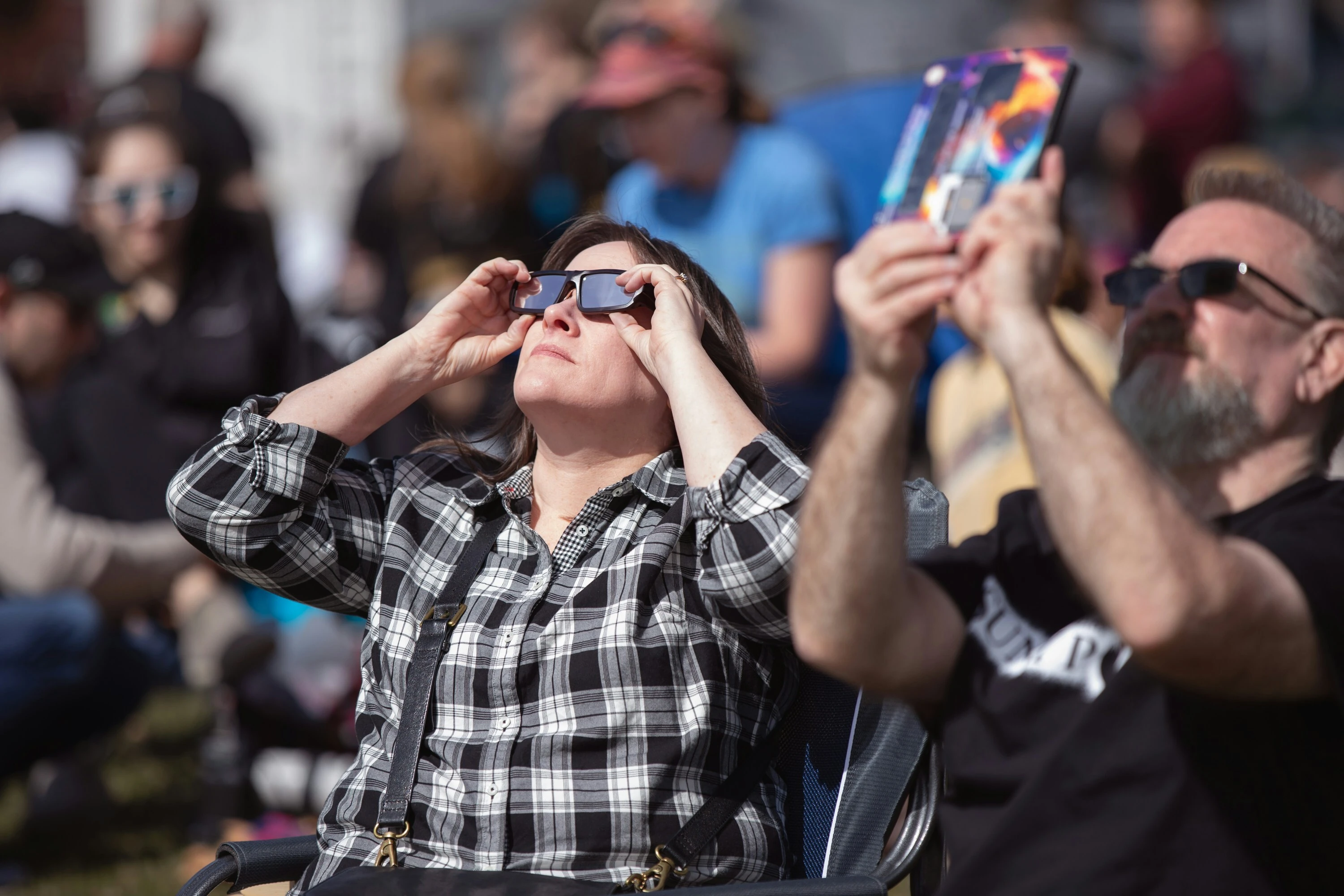 Gente observando el eclipse 