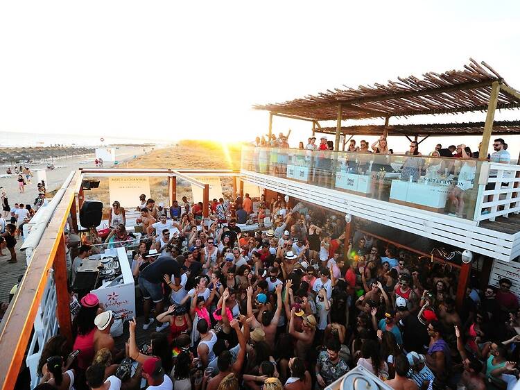 Praias, rooftops e beach clubs: o roteiro dos Corona Sunsets para este Verão