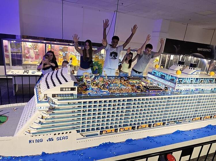 Visitar a maior exposição de modelos feitos com peças de LEGO da Europa