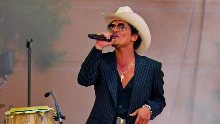 Bruno Mars performing live Bruno Mars performing live