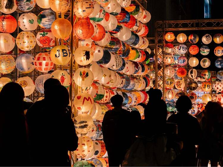 See giant illuminated blooms take over Samyan