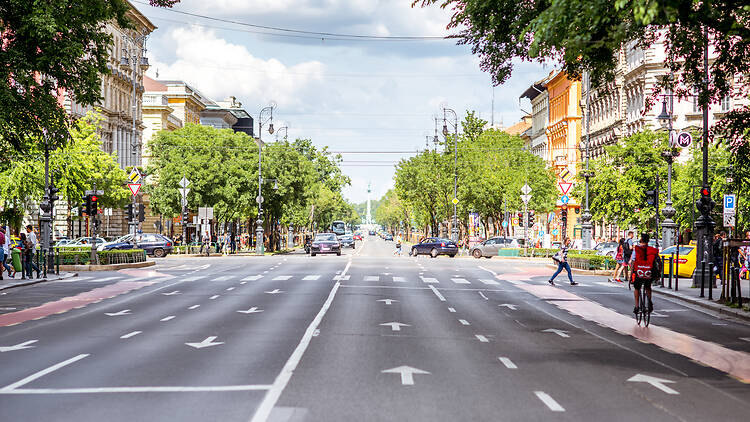Andrássy út nyáron, tavasszal, zöld fákkal, háttérben a Hősök tere Andrássy út nyáron, tavasszal, zöld fákkal, háttérben a Hősök tere