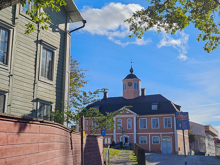 Ihastele Raatihuoneentoria ja käy museossa