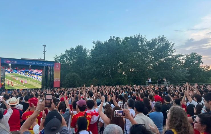 Ambiente en la Explanada del Rey durante el Espa&ntilde;a-B&eacute;lgica