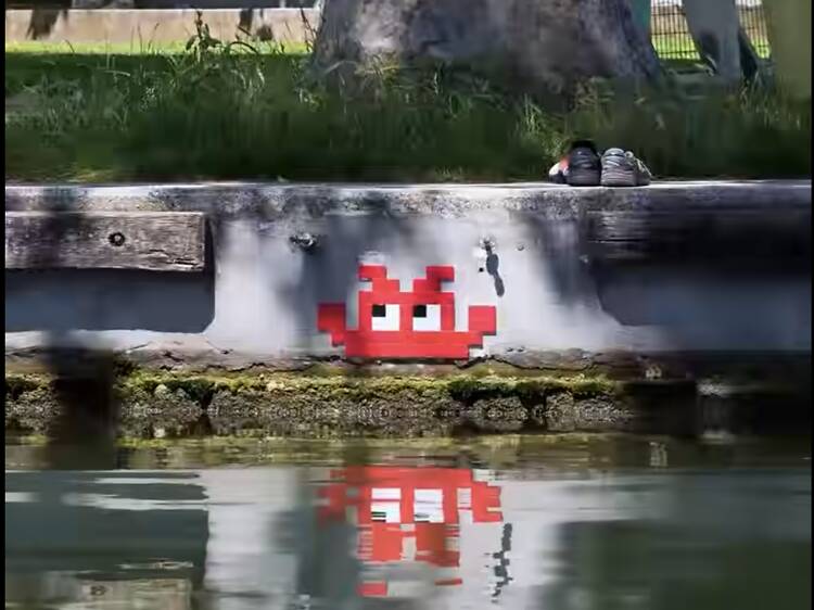 Street art : Invader installe 32 nouvelles mosaïques à la Villette en parallèle de l’expo “Beyond the Streets” Street art : Invader installe 32 nouvelles mosaïques à la Villette en parallèle de l’expo “Beyond the Streets”