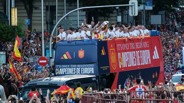 Los jugadores de la selección española de fútbol durante la celebración con cientos de aficionados para celebrar la UEFA EURO 2024 en la Plaza de Colón de Madrid Los jugadores de la selección española de fútbol durante la celebración con cientos de aficionados para celebrar la UEFA EURO 2024 en la Plaza de Colón de Madrid