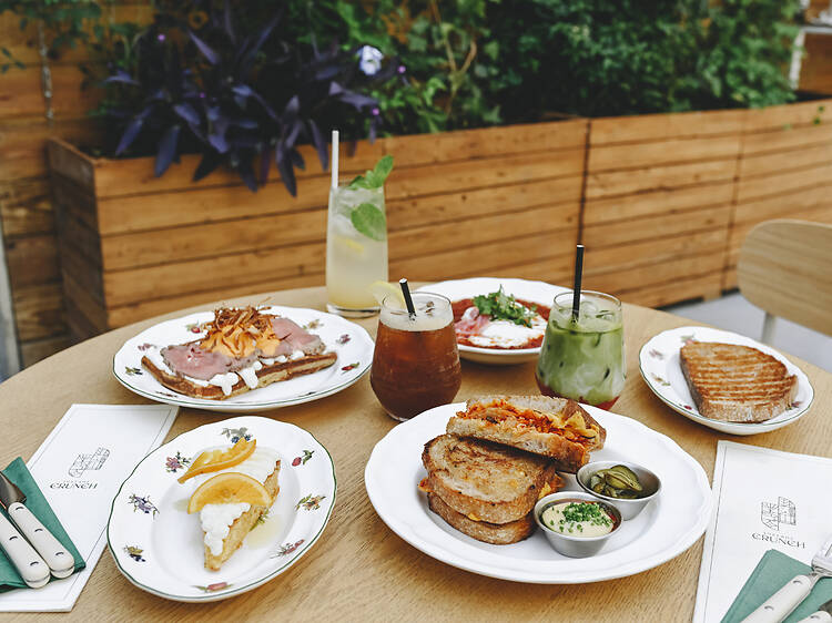 Além de horta, o jardim do Instant Crunch tem tosta de kimchi, waffle de rosbife e kombucha caseira