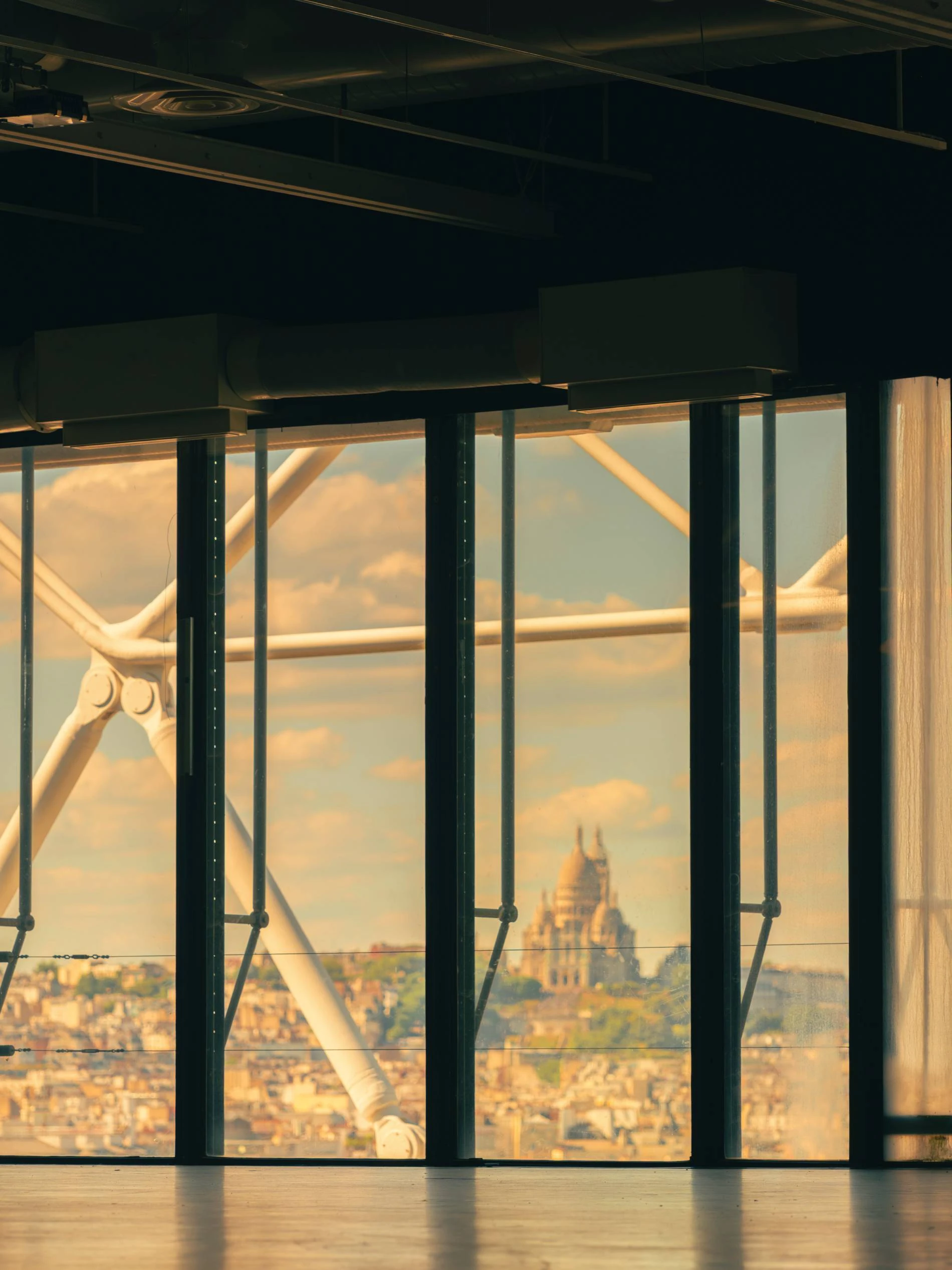 Le Centre Pompidou enti&egrave;rement vid&eacute; avant les travaux se d&eacute;voile dans les photos de Romain Laprade