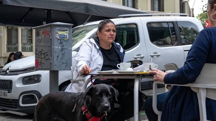 Mujeres fuman en una terraza de Barcelona Mujeres fuman en una terraza de Barcelona