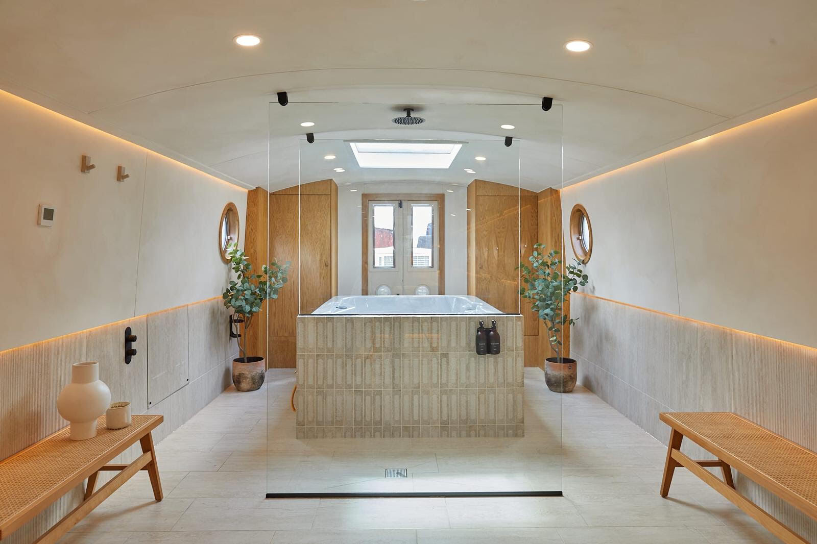 London has a new floating spa with a hot tub and sauna