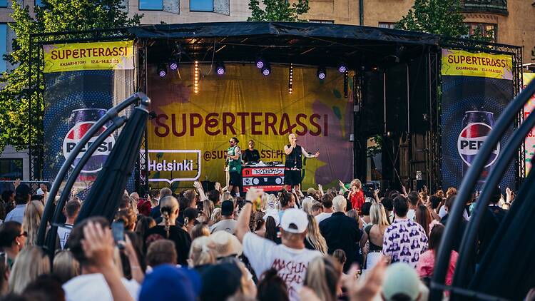 5 Aug: Hugo performs at Superterassi, Kasarmitori
