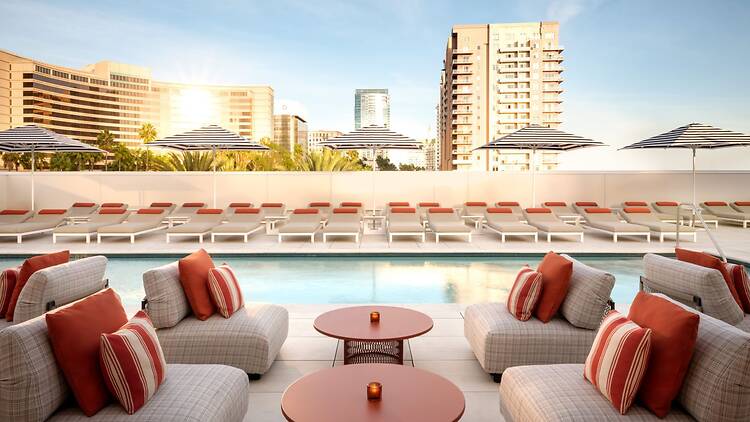 The rooftop pool at Fairmont Breakers Long Beach