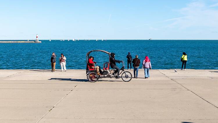 Chicago,,Il,Usa,-,October,26,,2024:,People,Enjoying,Chicago's A pediacab along Lake Michigan in Chicago
