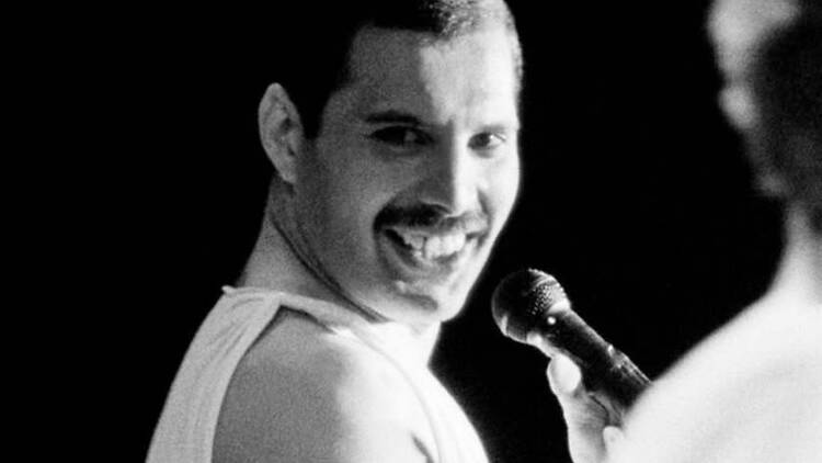 Freddie Mercury tárlatvezetés a Magyar Zene Házában Peter Freestone Freddie tárlatvezetései angolul