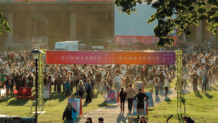 13.8. Sommarbio med tusentals i publiken i Rålambshovsparken 13.8. Sommarbio med tusentals i publiken i Rålambshovsparken
