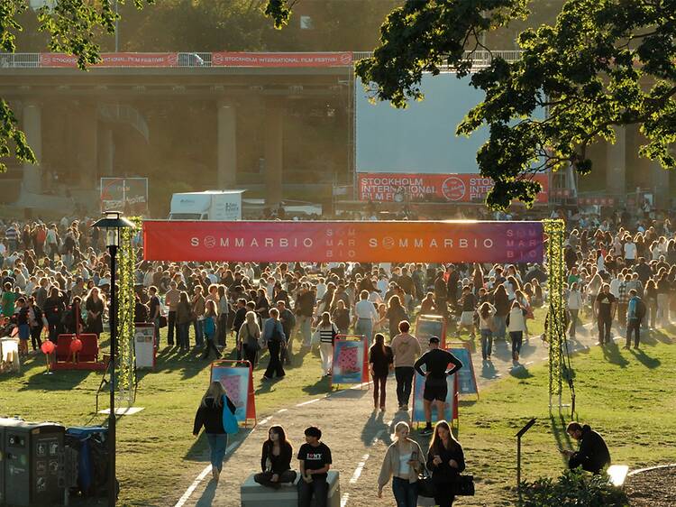 13.8. Sommarbio med tusentals i publiken i Rålambshovsparken 13.8. Sommarbio med tusentals i publiken i Rålambshovsparken