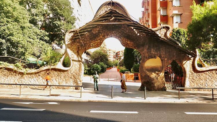 Rere Gaudí us espera una terrassa de ciència-ficció Rere Gaudí us espera una terrassa de ciència-ficció