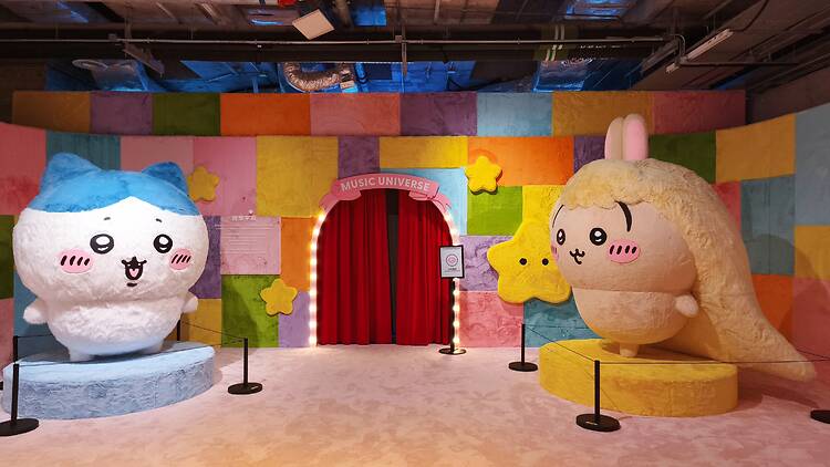 現場直擊 Chiikawa 展覽2026香港:Chiikawa 旋轉木馬、巨型毛公仔房、 Disco 睡衣派對、Chiikawa Artiverse 展覽門票開售日期、購票連結、地點、Chiikawa 迴旋木馬公仔系列、活動時間表 現場直擊 Chiikawa 展覽2026香港:Chiikawa 旋轉木馬、巨型毛公仔房、 Disco 睡衣派對、Chiikawa Artiverse 展覽門票開售日期、購票連結、地點、Chiikawa 迴旋木馬公仔系列、活動時間表