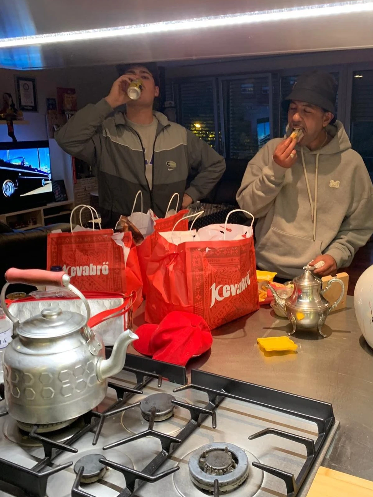 Hustle Hard cocina, pero tambien se pide un Kevabr&ouml;