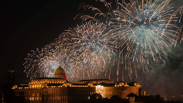Tűzijáték augusztus 20-án a Budai Vár felett Tűzijáték augusztus 20-án a Budai Vár felett