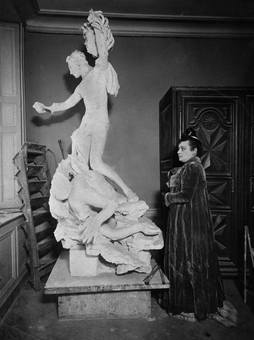Camille Claudel aux c&ocirc;t&eacute;s de Pers&eacute;e et la Gorgone, vers 1898 &copy; Paris, Biblioth&egrave;que Marguerite Durand