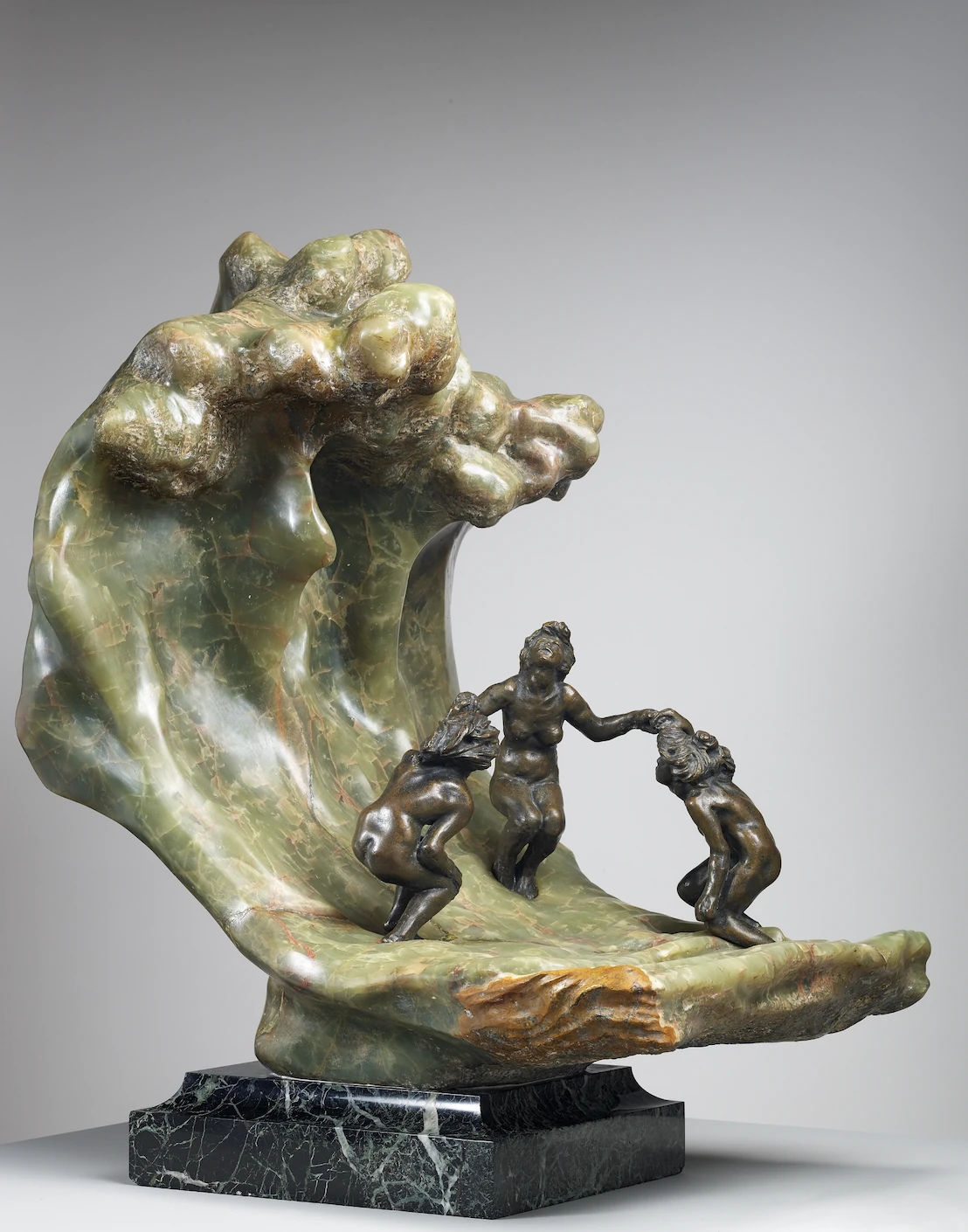 Camille Claudel, La Vague, 1897 (mod&egrave;le), onyx et bronze sur socle en marbre, Paris, mus&eacute;e Rodin, inv. S.06659 &copy; mus&eacute;e Rodin / Christian Baraja