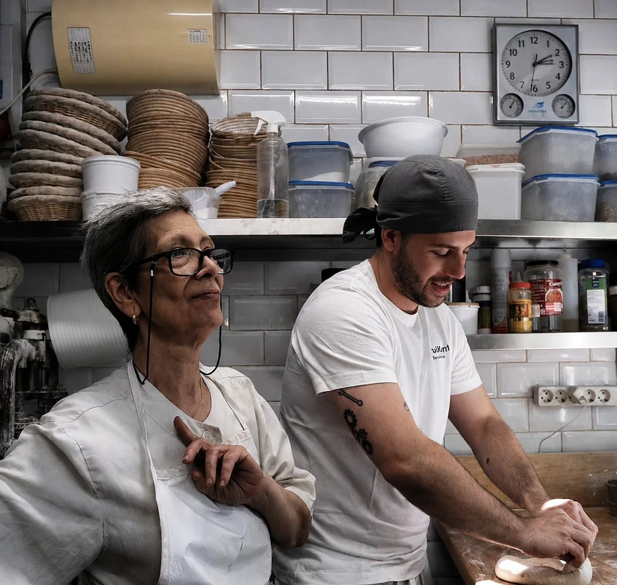 La Juanita i l'Uri, amb les mans a la massa a l'obrador del Cruixent