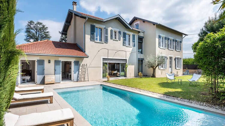 Huge Airbnb with a pool perfect for groups in Tassin-la-Demi-Lune Huge Airbnb with a pool perfect for groups in Tassin-la-Demi-Lune