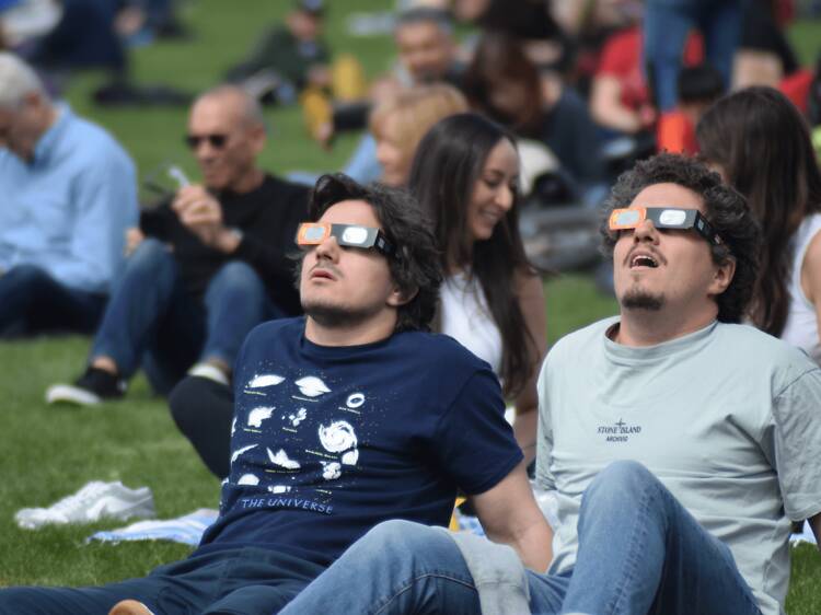 La guía definitiva para disfrutar del eclipse solar en Madrid: los mejores miradores, gafas gratis y todo lo que debes saber sobre el evento del siglo La guía definitiva para disfrutar del eclipse solar en Madrid: los mejores miradores, gafas gratis y todo lo que debes saber sobre el evento del siglo