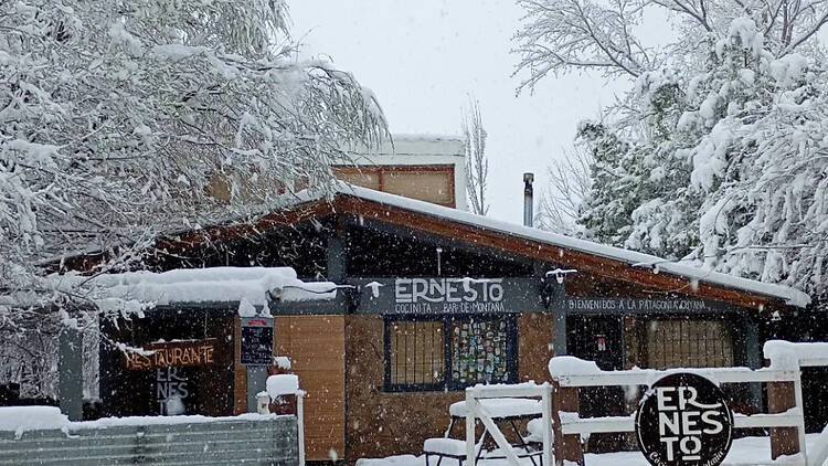 Ernesto: Un refugio de montaña donde la cocina se vive sin apuro Ernesto: Un refugio de montaña donde la cocina se vive sin apuro