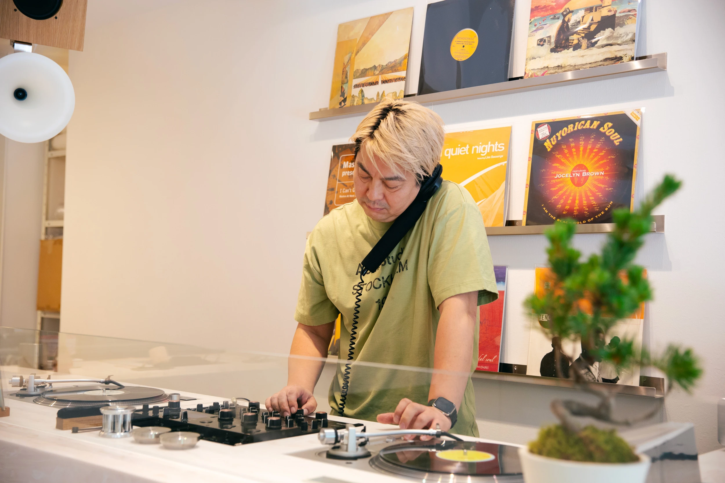 One of Tokyo&rsquo;s newest caf&eacute;s pairs organic matcha lattes with great music