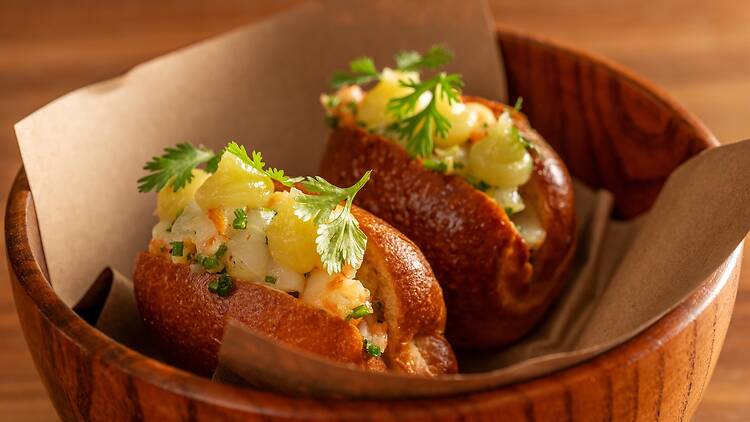 Chef Manu Buffara | Two seafood dishes in buns