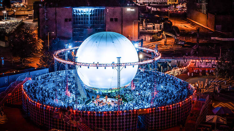 Valtava pallo on pyöreän keikka-areenan yllä Flow Festivaalilla Valtava pallo on pyöreän keikka-areenan yllä Flow Festivaalilla
