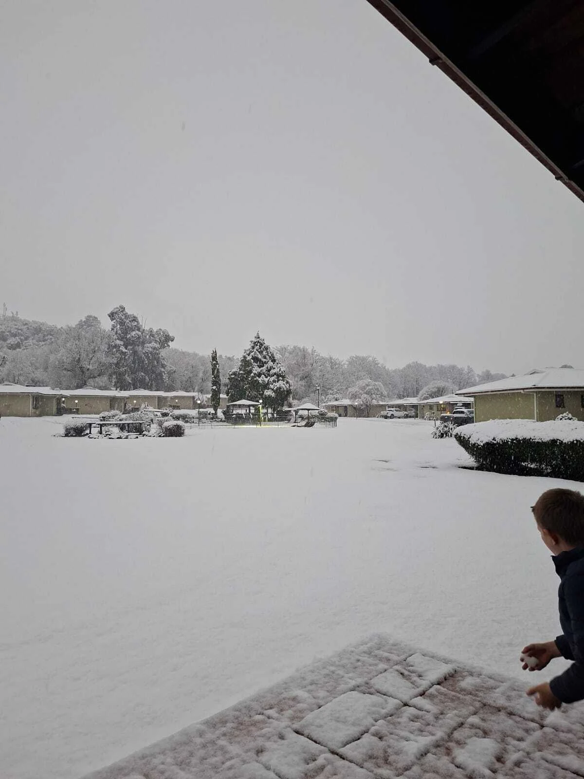 Snow continues to fall in the Drakensberg. 