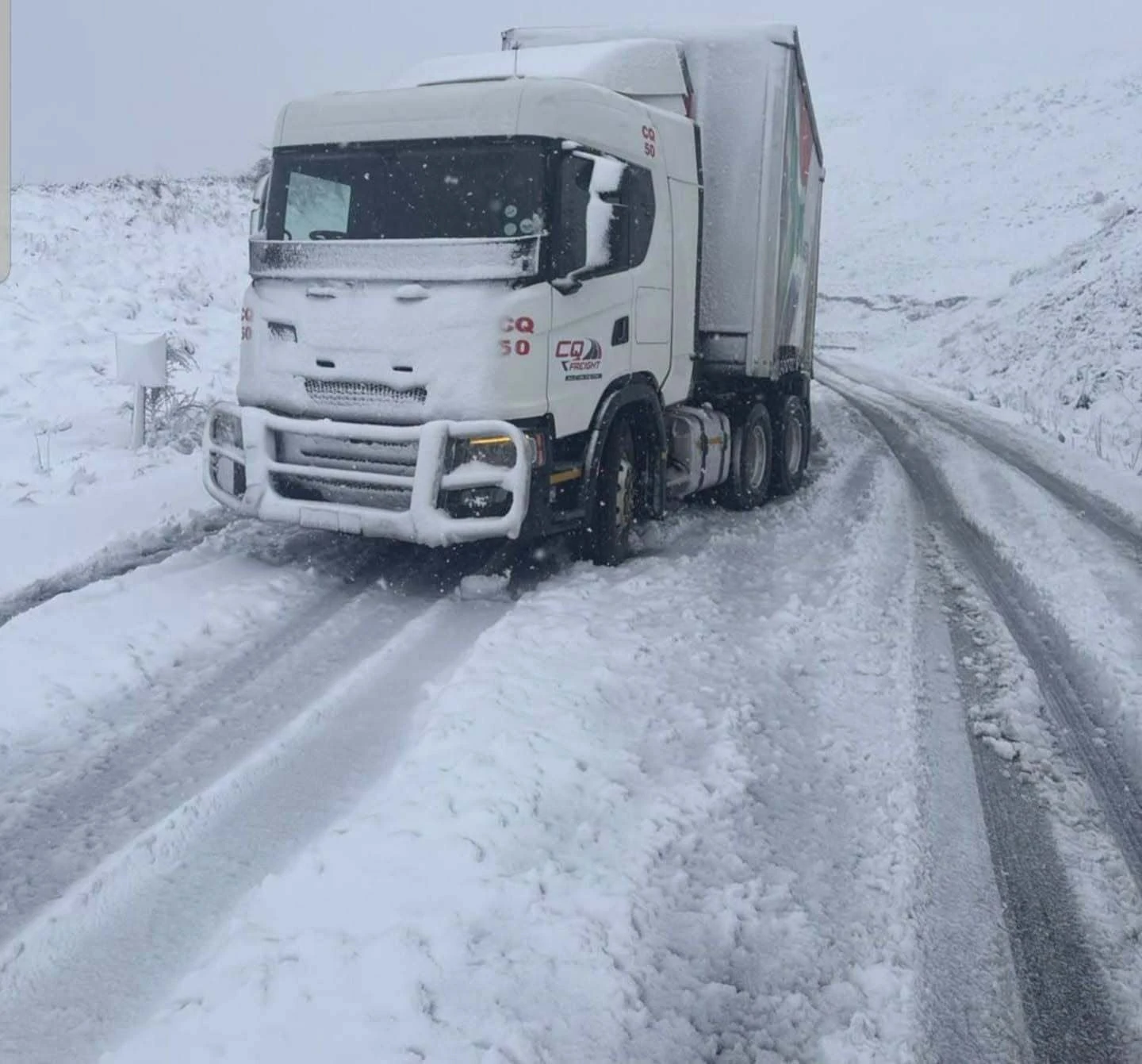 Truck stuck on R617 as RTI confirms snowfall in Kokstad, Underberg, Matatiele and Nottingham Road.