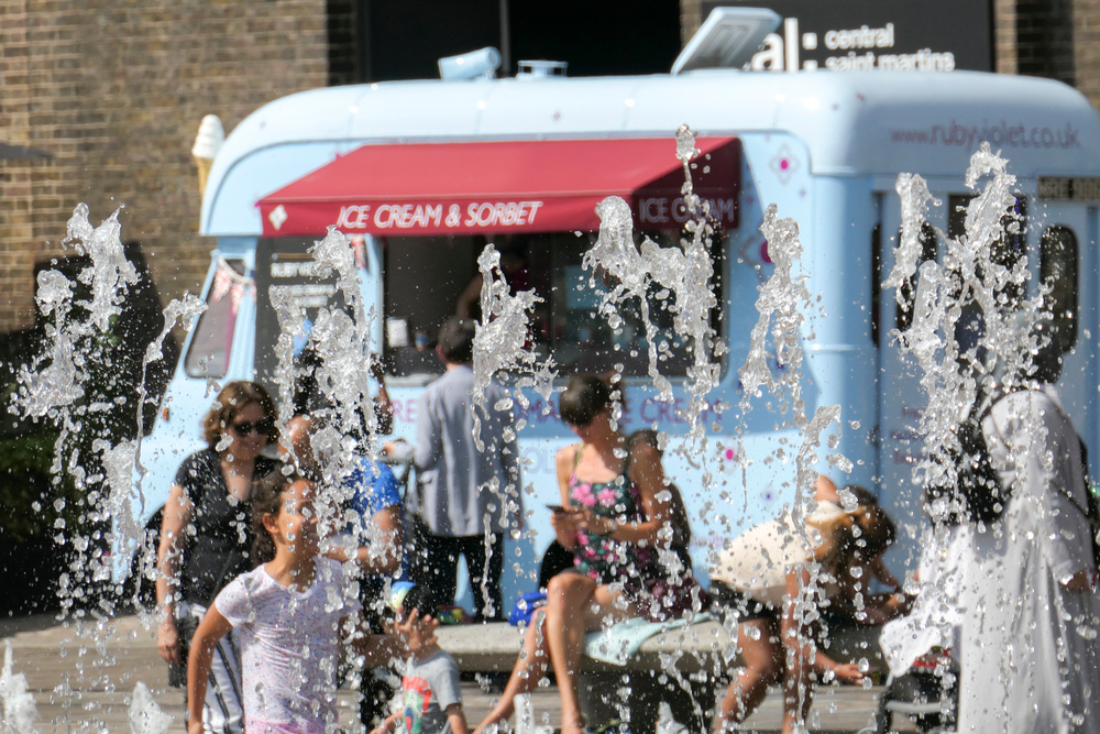 London heatwave with fountains and ice cream